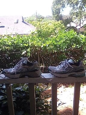 Woman's Saucony Size 7.5 Gray and Teal Running Sneakers.
